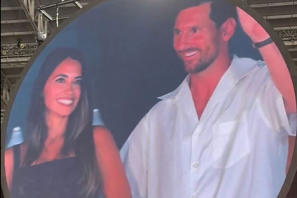 Foto colorida de Lionel Messi e esposa, Antonella, em show de Coldplay em Miami - Metrópoles