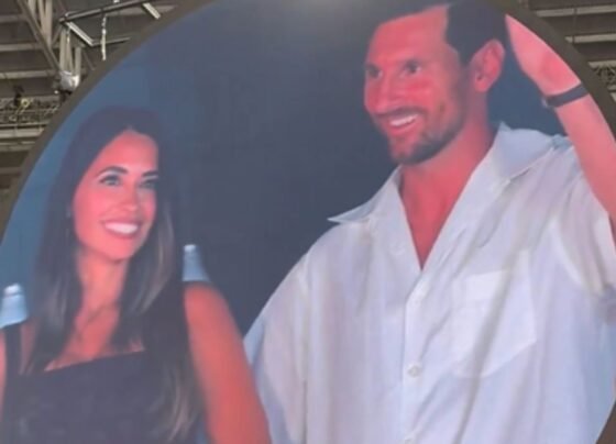 Foto colorida de Lionel Messi e esposa, Antonella, em show de Coldplay em Miami - Metrópoles