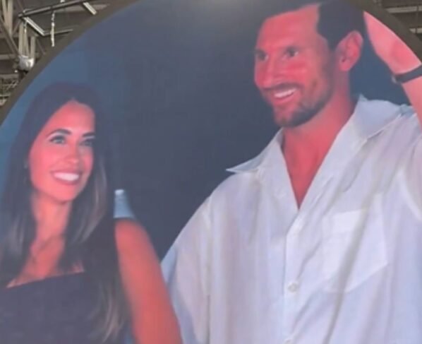 Foto colorida de Lionel Messi e esposa, Antonella, em show de Coldplay em Miami - Metrópoles