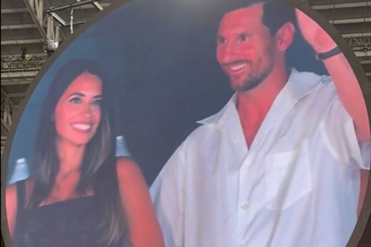 Foto colorida de Lionel Messi e esposa, Antonella, em show de Coldplay em Miami - Metrópoles