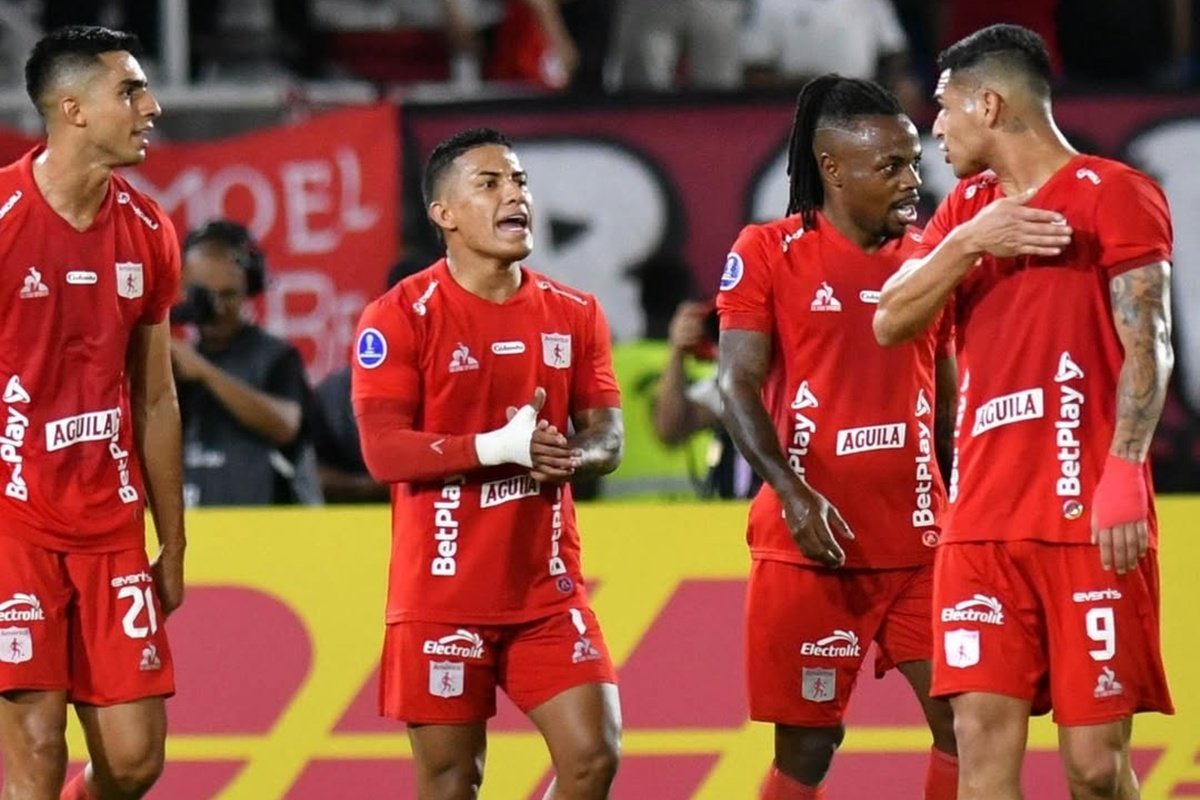 Foto colorida do time do time do América de Cali, da Colômbia - Metrópoles
