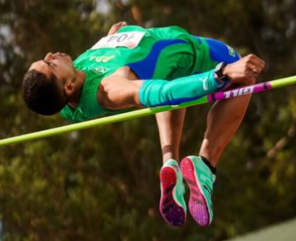 Imagem colorida do atleta Thiago Moura