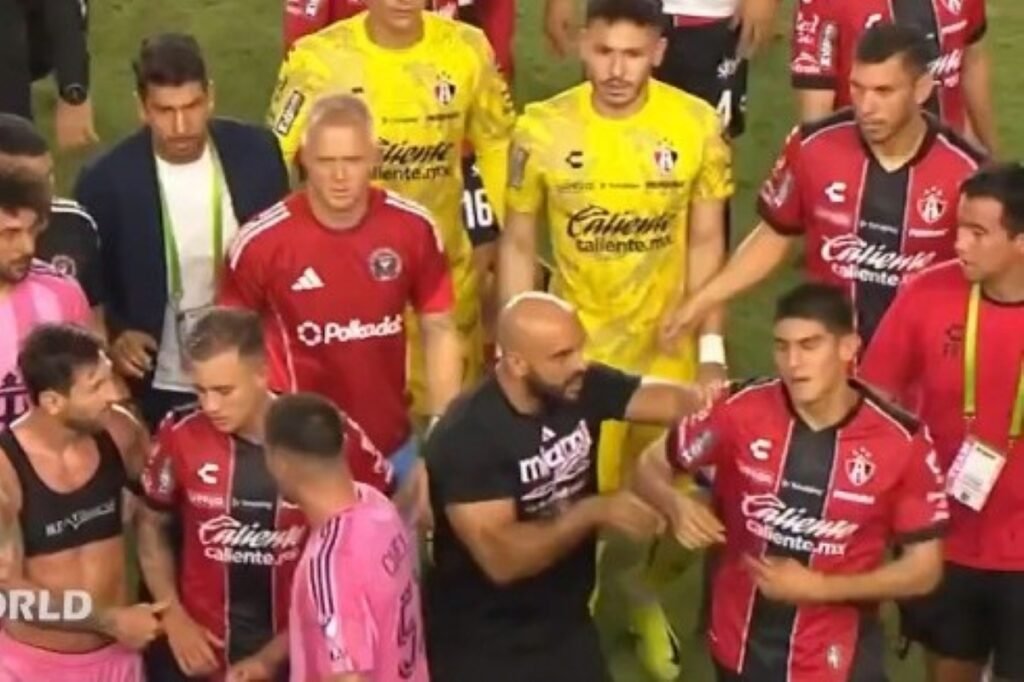 Foto colorida da confusão envolvendo segurança de Messi em Inter Miami x Atlas - Metrópoles