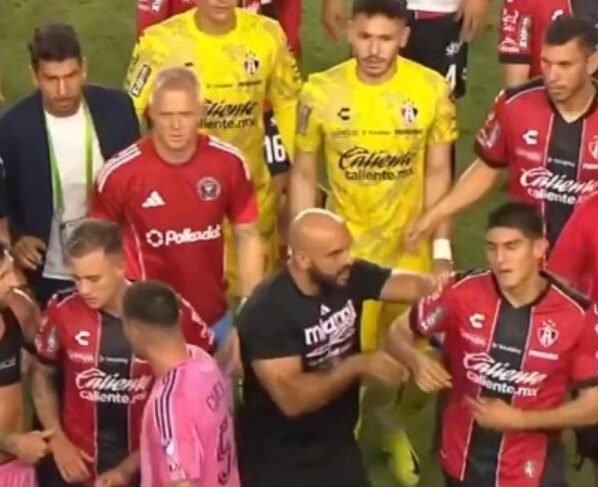 Foto colorida da confusão envolvendo segurança de Messi em Inter Miami x Atlas - Metrópoles