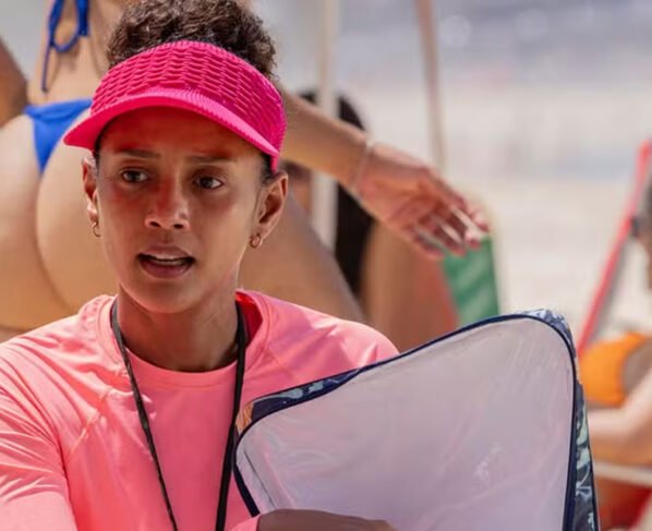 Raquel encontra Heleninha e Celina na praia em Vale Tudo — Foto: Globo