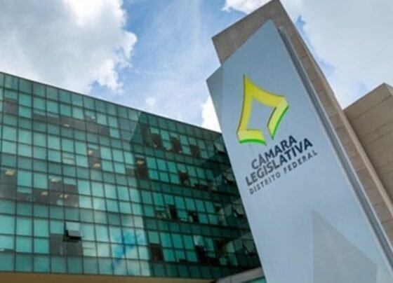 Imagem colorida da fachada da Câmara do DF