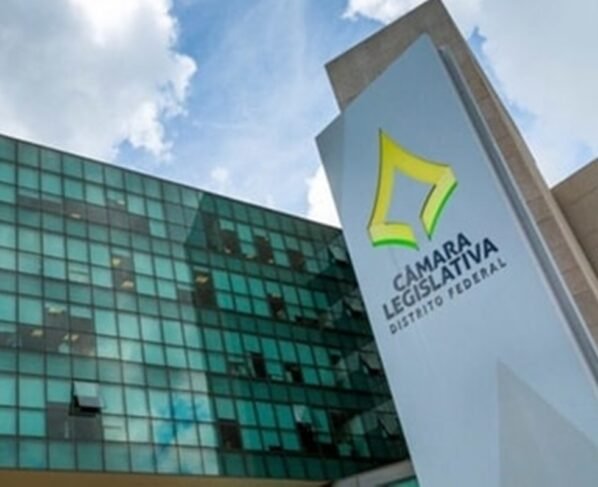 Imagem colorida da fachada da Câmara do DF