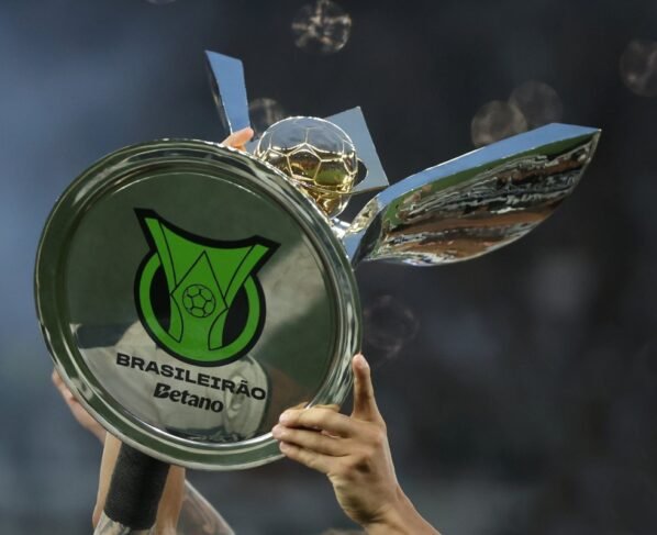Foto colorida da taça do Brasileirão - Metrópoles