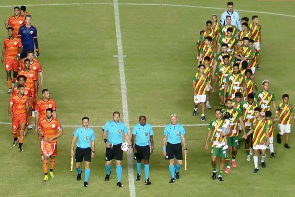 Jogadores de Sampaio Corrêa e Manauara entram em campo em duelo pela Série D