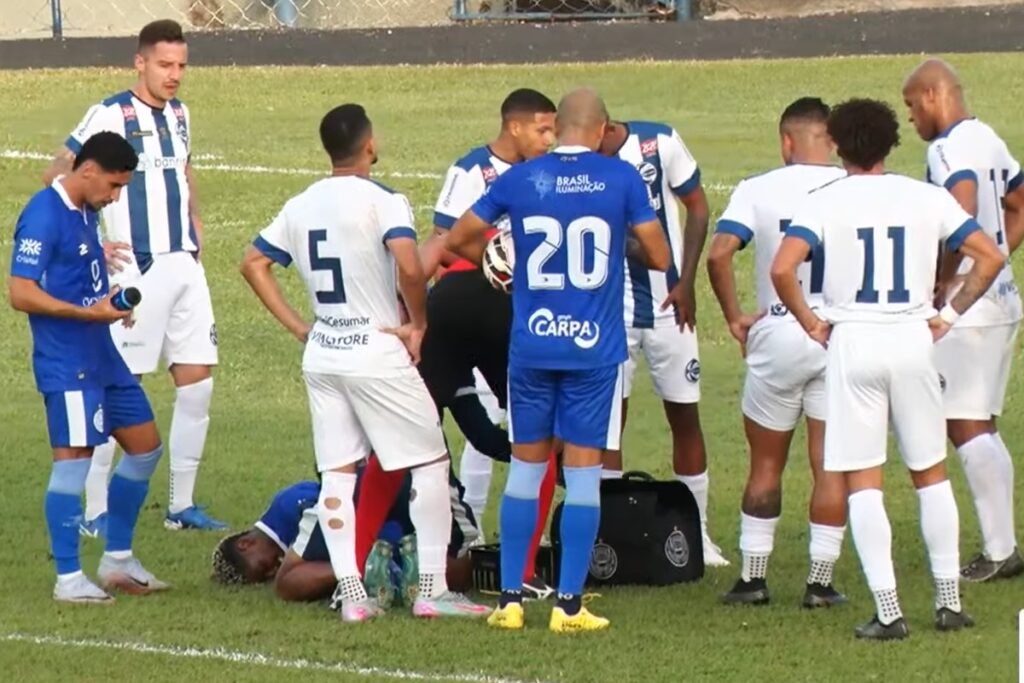 Jogadores de Goiatuba e São José aguardam atendimento para cobrança de pênalti na Série D