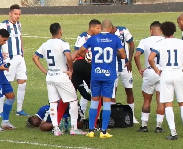 Jogadores de Goiatuba e São José aguardam atendimento para cobrança de pênalti na Série D