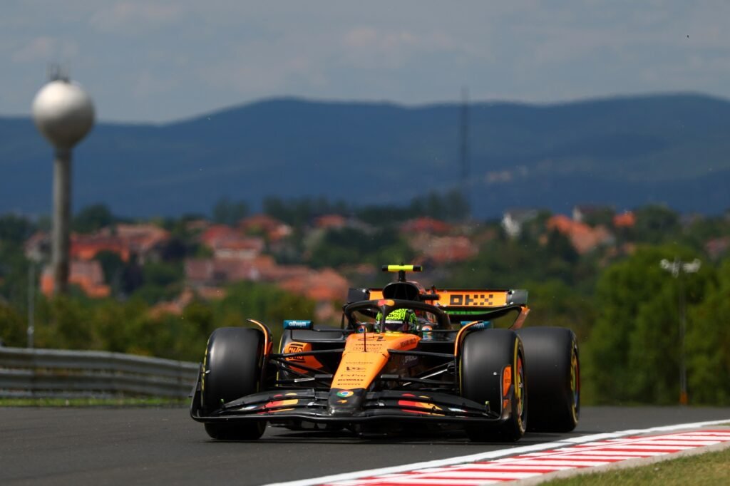 Foto colorida de Lando Norris, durante primeiro treino livre do GP da Hungria de F1 - Metrópoles