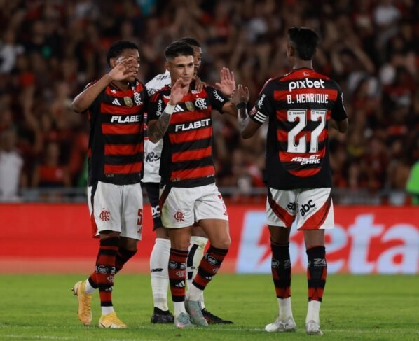 Imagem colorida dos jogadores do Flamengo