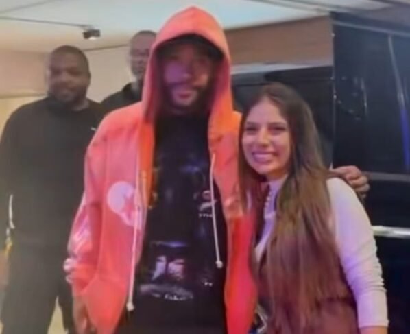 Memphis Depay foi confundido com Vírginia por fã em saída de churrascaria