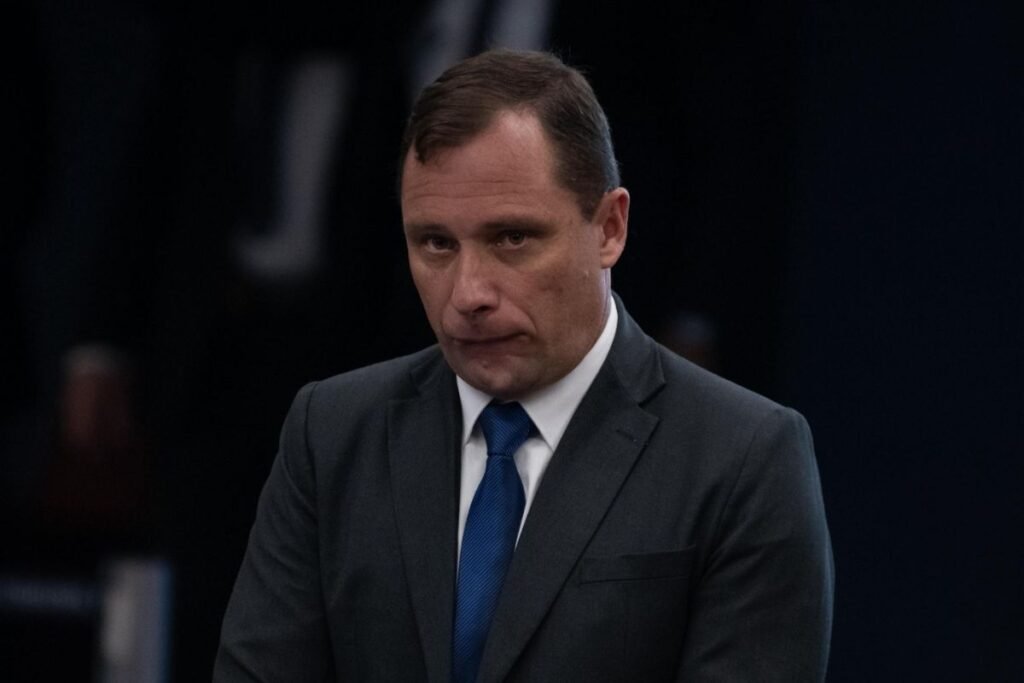 Foto colorida de Mauro Cid no STF - Metrópoles