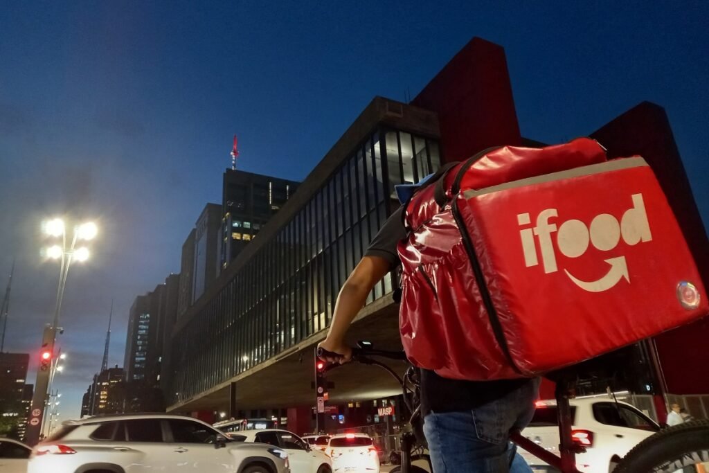 Imagem mostra entregador na Avenida Paulista - Metrópoles