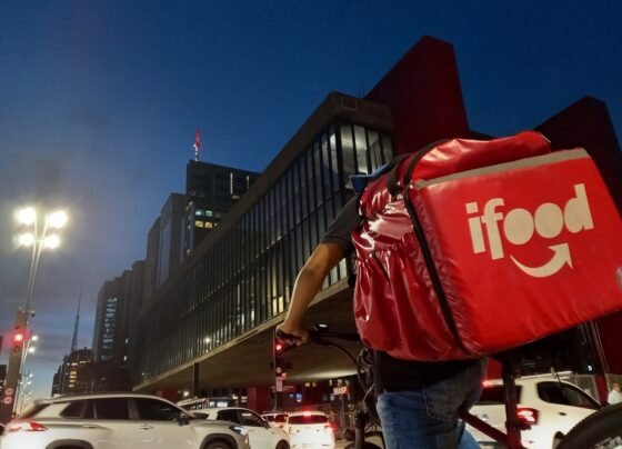 Imagem mostra entregador na Avenida Paulista - Metrópoles