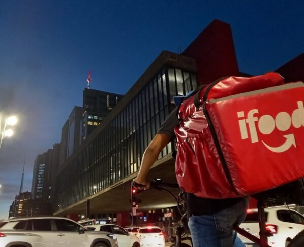 Imagem mostra entregador na Avenida Paulista - Metrópoles