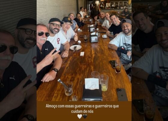 Imagem colorida de Neymar com funcionários do Santos