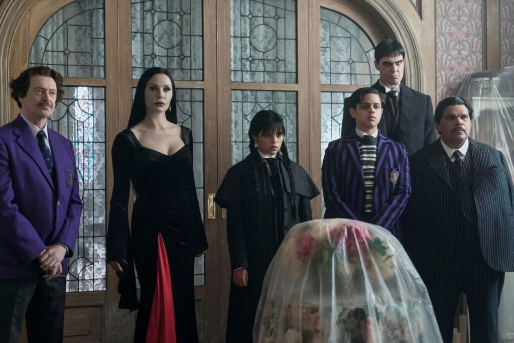 Foto com cor. Segunda temporada de Wandinha - Metrópoles