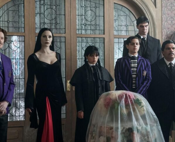 Foto com cor. Segunda temporada de Wandinha - Metrópoles