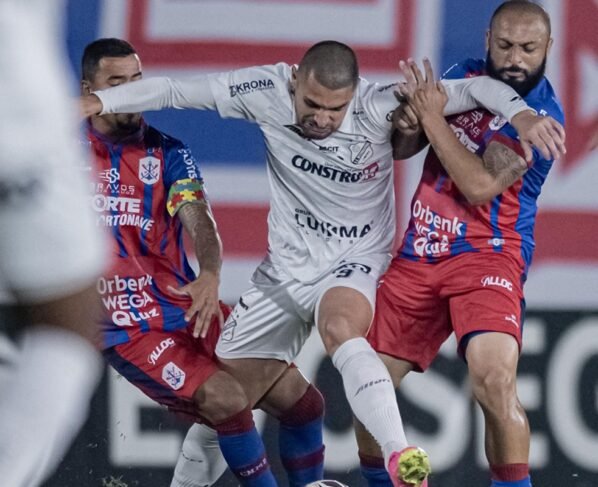 Jogadores de Marcílio Dias e Inter de Limeira disputam jogada na Série D