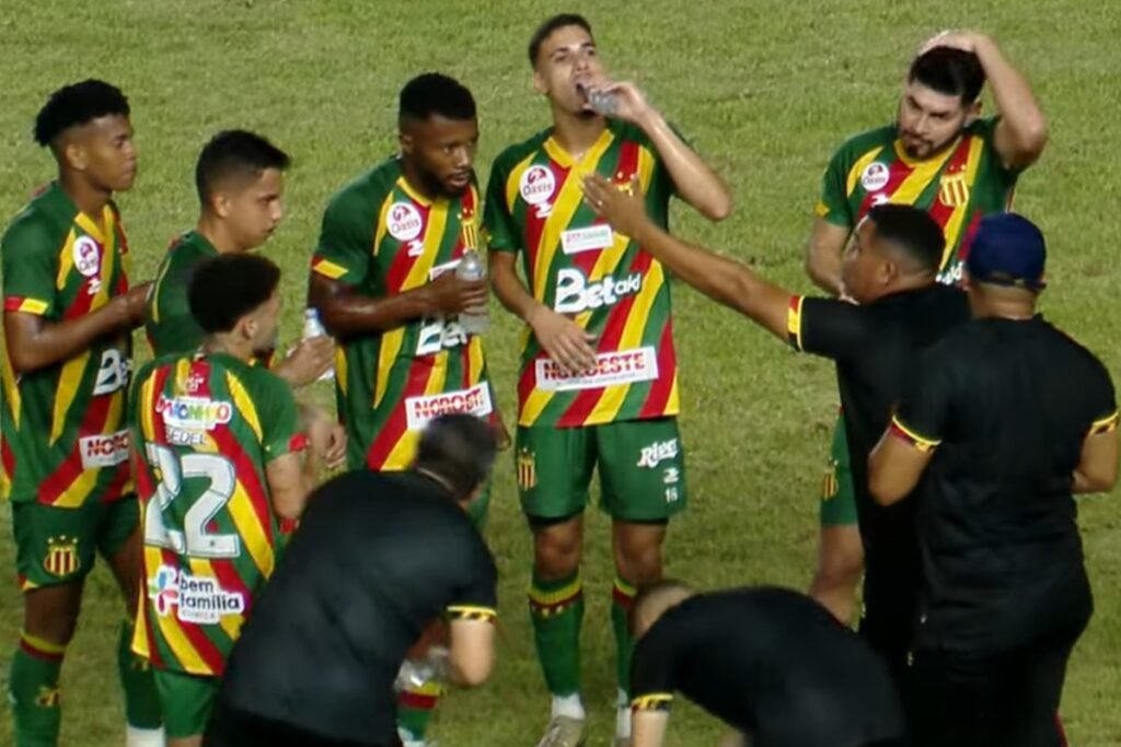 Jogadores do Sampaio Corrêa escutam treinador em jogo da Série D contra o Manauara
