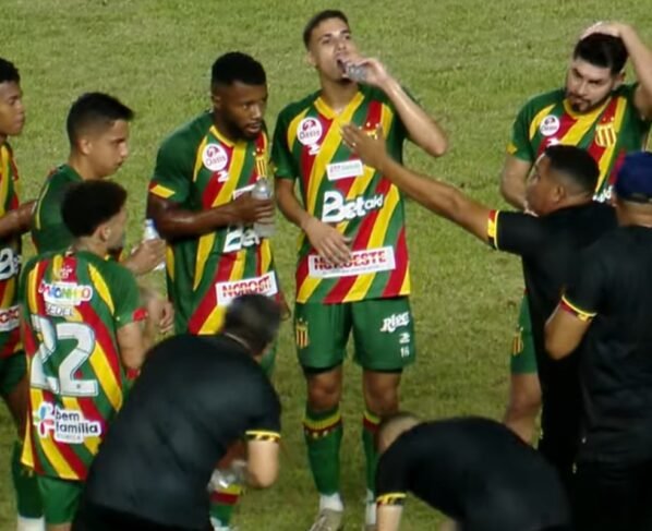 Jogadores do Sampaio Corrêa escutam treinador em jogo da Série D contra o Manauara