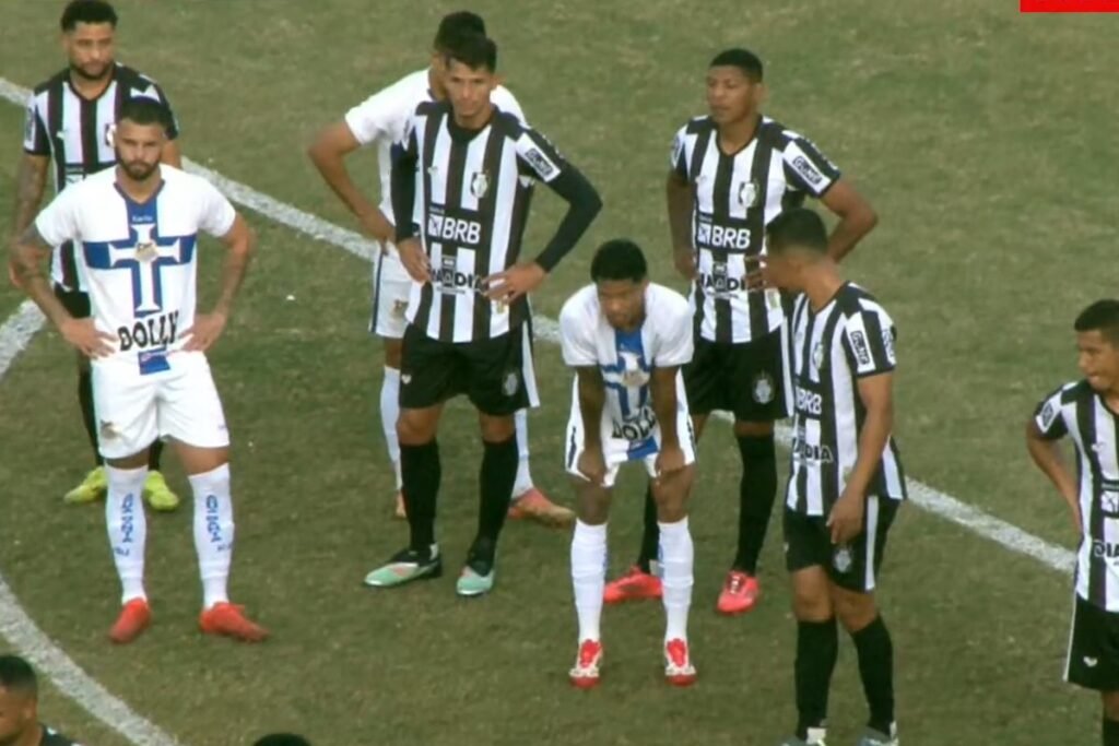 Jogadores de Água Santa e Ceilândia aguardam autorização do árbitro na Série D