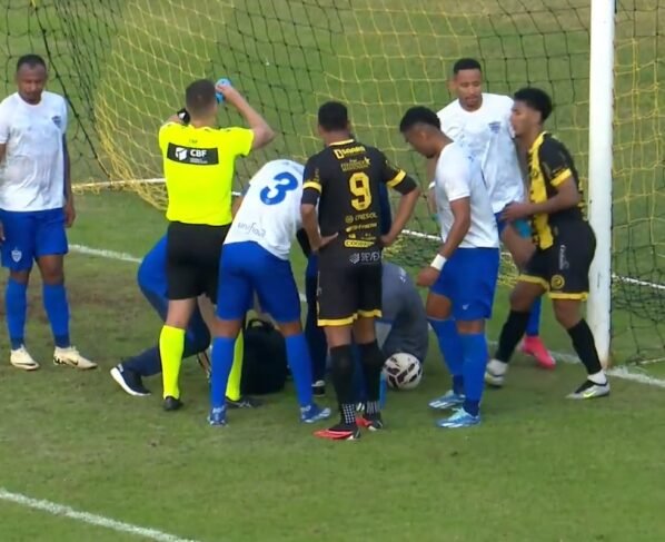 Jogadores de Cascavel e Barra aguardam atendimento ao goleiro com árbitro- Metrópoles