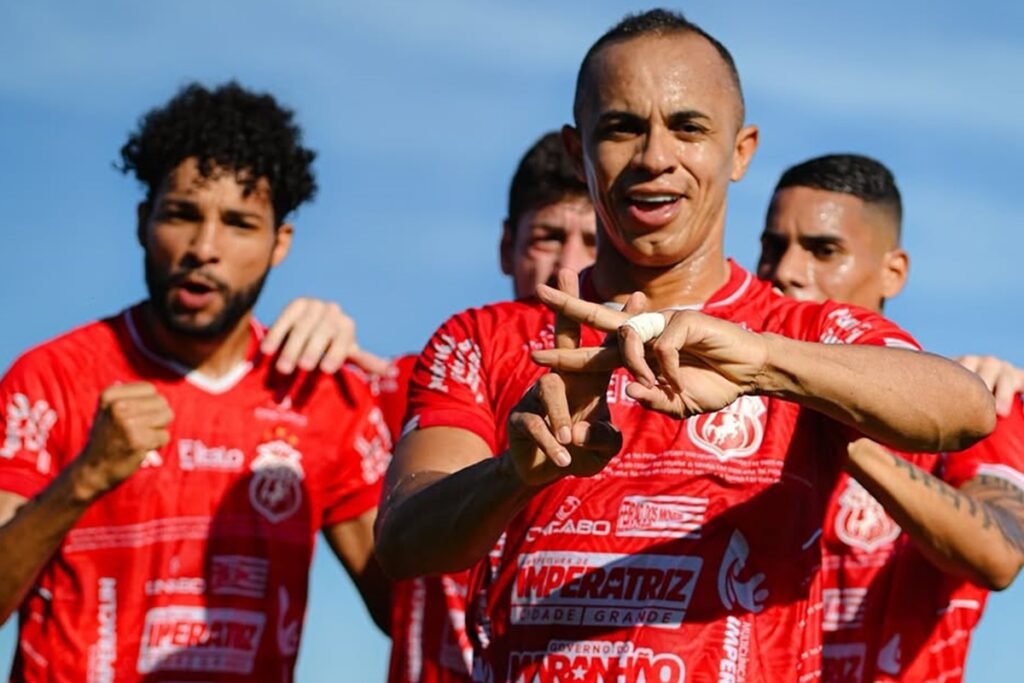 Aleílson e jogadores do Imperatriz do Maranhão comemoram gol e vitória em cima do Manaus pela Série D