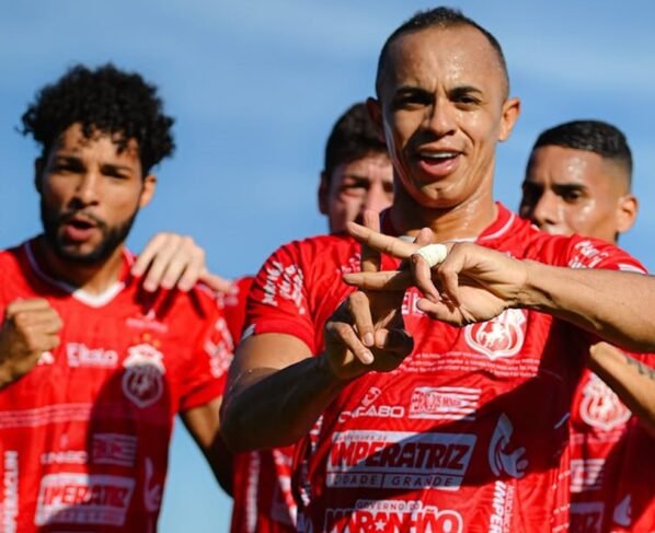 Aleílson e jogadores do Imperatriz do Maranhão comemoram gol e vitória em cima do Manaus pela Série D