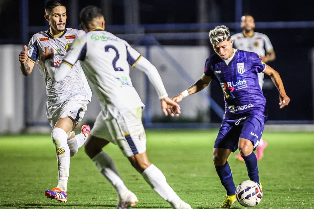 Jogador do Maricá encara marcação da Aparecidense em jogo da Série D