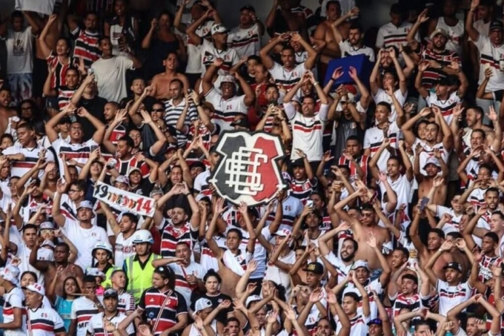 Imagem colorida da torcida do Santa Cruz- Metrópoles