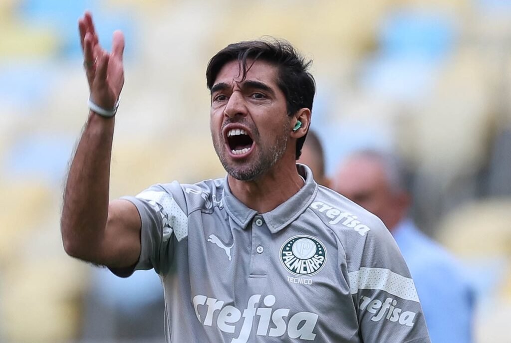 Imagem colorida de Abel Ferreira gesticulando - Metrópoles