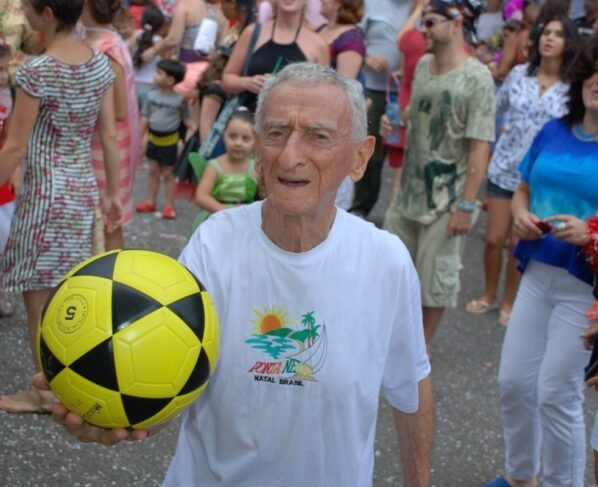 Jankel Schor, o "vovô das embaixadinhas", em evento em Teresópolis, mas não sem mostrar sua habilidade nas embaixadas