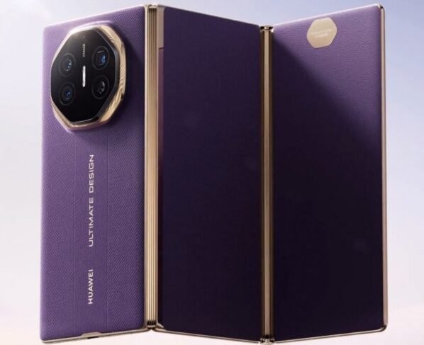 Smartphone dobrável da Huawei em cor roxa com detalhes dourados. O aparelho está parcialmente aberto, mostrando duas dobradiças. Na parte traseira, há um módulo de câmera octogonal com quatro lentes e os textos “ULTIMATE DESIGN” e “HUAWEI” gravados na carcaça.