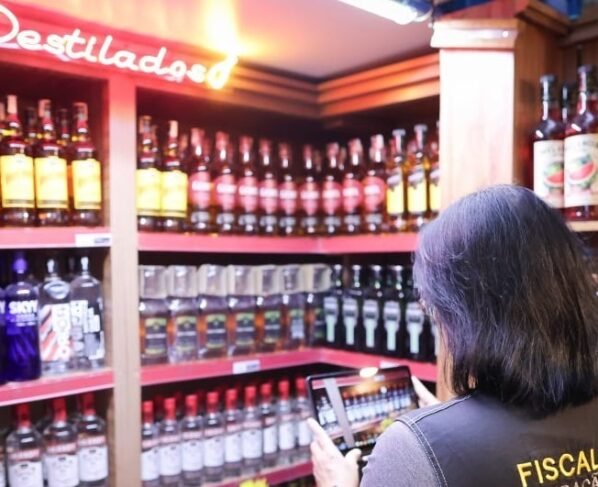 Agente fiscaliza bar na Grande São Paulo