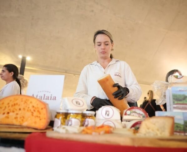 Produtora fazendo queijo artesanal