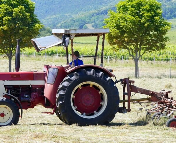 Trator implemento agrícola