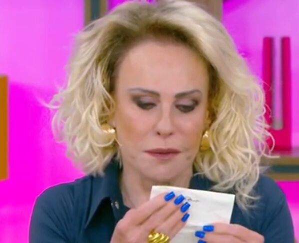 Imagem colorida de Ana Maria Braga chorando no Mais Você - Metrópoles
