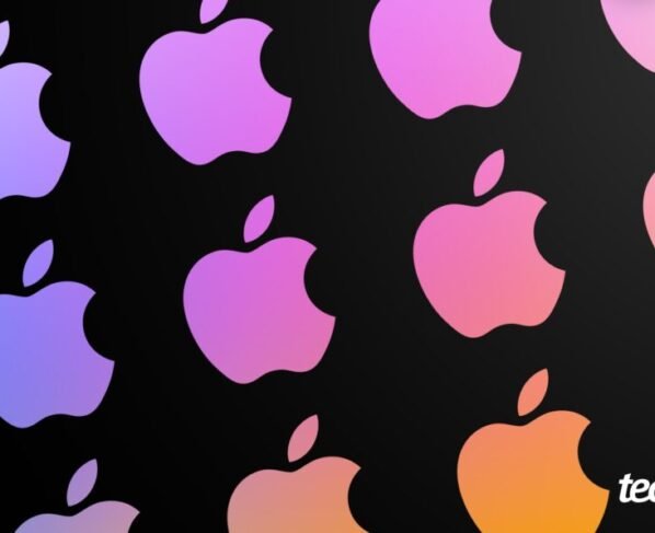 Arte com o logotipo da Apple em diferentes gradientes de cores, incluindo tons de azul, roxo, rosa, laranja e amarelo, sobre um fundo preto. Os logos estão levemente inclinados, criando uma sensação de movimento. Na parte inferior direita, está o logotipo do "Tecnoblog".
