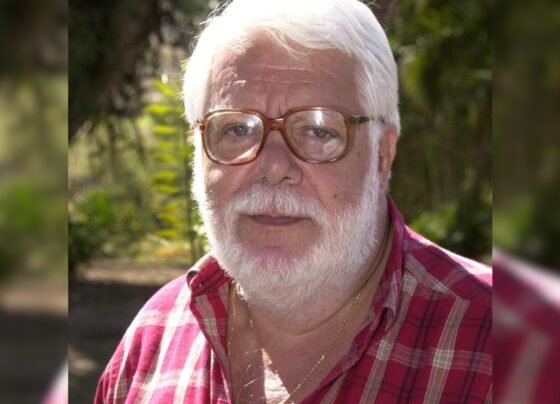 foto colorida de homem branco de barba branca e oculos de grau vestindo blusa xadrez vermelha - metrópoles