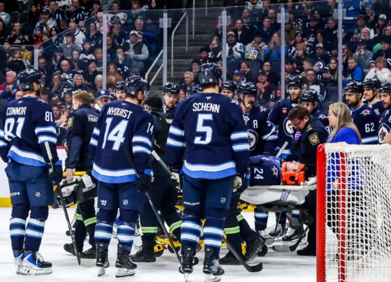 Atleta de hóquei sofre pancada e sai de maca em jogo da NHL; veja - destaque galeria
