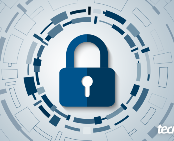 Imagem mostra um cadeado azul fechado, centralizado sobre um fundo abstrato em tons de cinza e azul claro, com formas geométricas que sugerem tecnologia e segurança digital. No canto inferior direito, a marca d'água "Tecnoblog" é visível.
