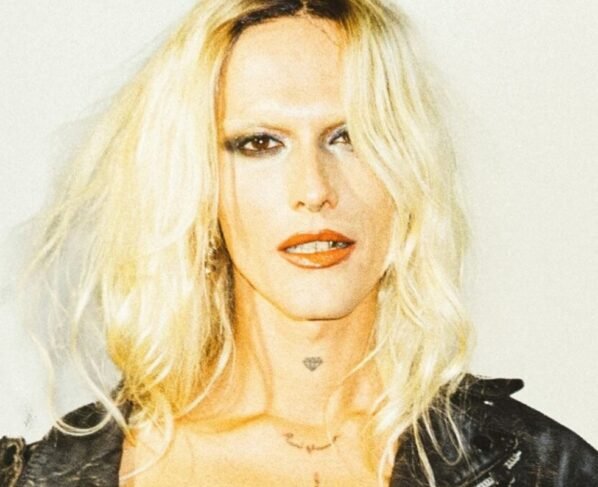 Imagem colorida da Cantora Catto - Metrópoles