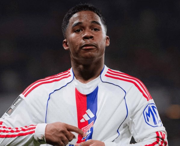 Endrick comemorando gol com a camisa do Lyon