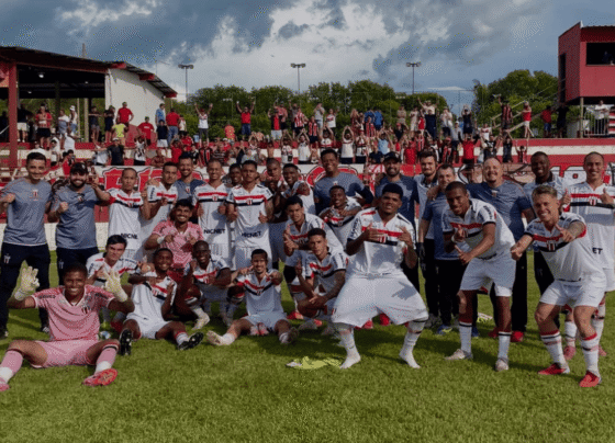 Jogadores do Botafogo-SP comemorando classificação na Copinha