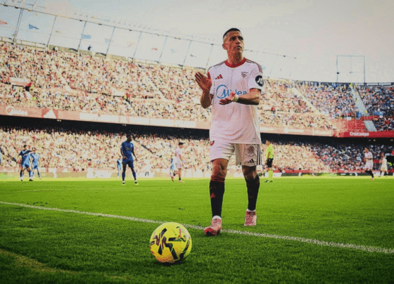 Alexis Sanchez com a camisa do Sevilla