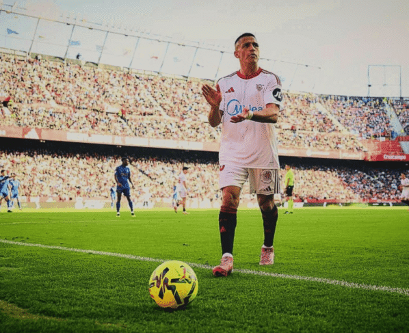 Alexis Sanchez com a camisa do Sevilla